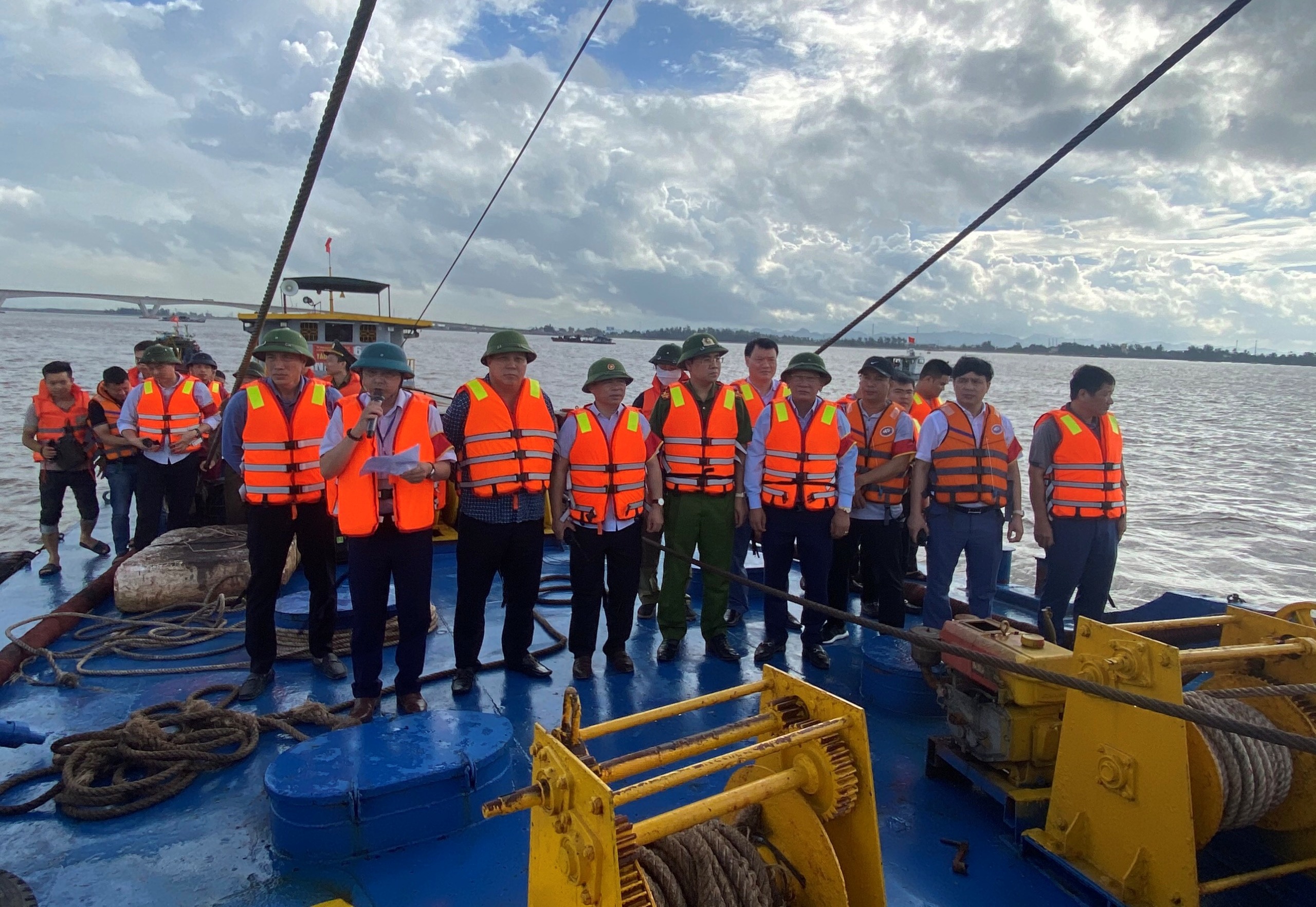 Tổ chức cưỡng chế buộc thực hiện biện pháp khắc phục hậu quả đối với 12 hộ dân nuôi trồng thủy sản trái phép